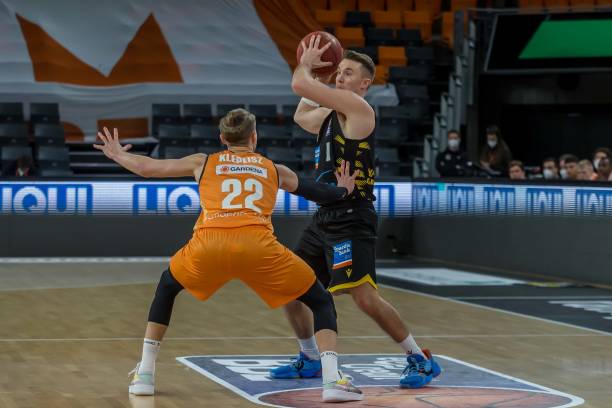 华横溢的球 华横溢的球